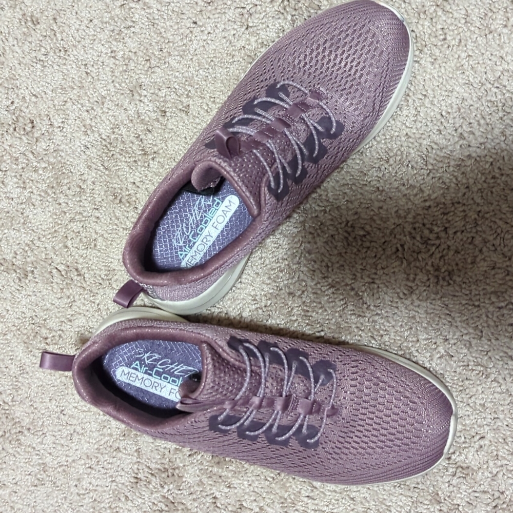 Tennis shoes